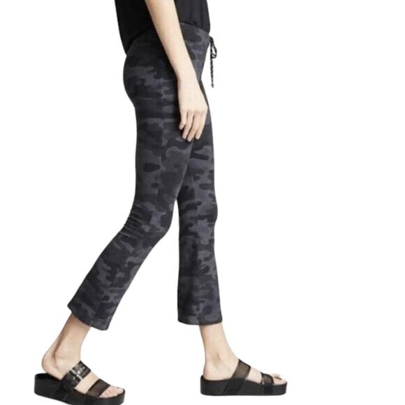 SUNDRY Camo Kick Flare Pants Size 0 - Picture 4 of 11